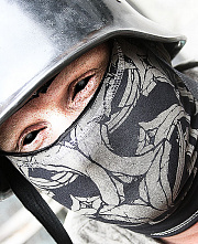 Schwarze Sturmhaube mit einem gotischen Motiv