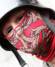 Red Sturmhaube mit einem gotischen Motiv